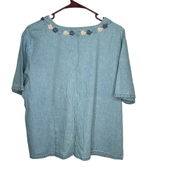 New Denim & Co Women’s Denim Button Front Blouse 1X Blue Embroidered Floral - Picture 4 of 4